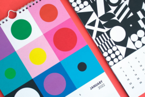 Красочный настенный календарь с геометрическим рисунком на 2022