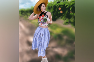 Девушка в саду