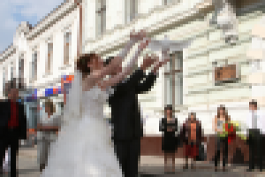 Люди встречаются, люди влюбляются, женятся