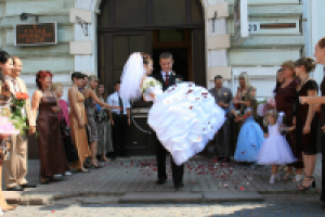 Люди встречаются, люди влюбляются, женятся