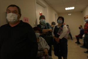 Сюжет "Очередь в амбулаторно-ковидном центре".