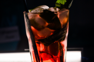 Коктейль с красным апельсином и лаймом