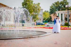 Возле фонтана)