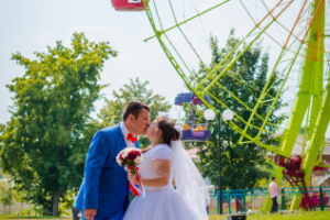 На против колеса обозрения.