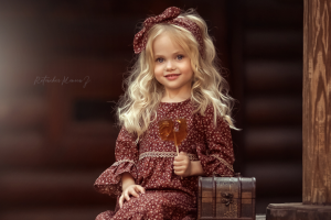 Девочка с сундучком (шоколадная ретушь)