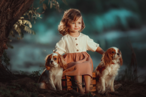 Девочка с собаками (худ. ретушь)