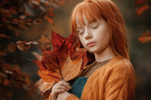 Девочка с листочками (худ. ретушь)