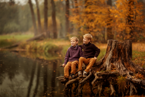 Мальчишки на озере (ретушь)