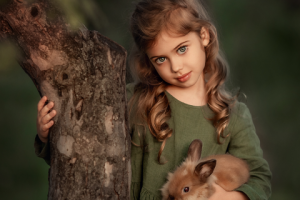 Девочка с кроликом (ретушь)