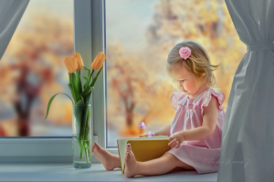 Девочка на окне (художественная ретушь с заменой фона)