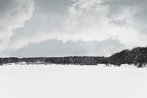 Зимний парк с красивым небом