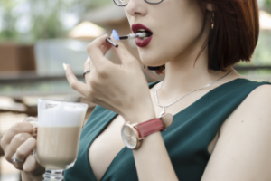 Девушка с кофе