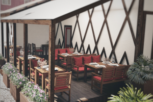 Летняя веранда для кафе в тирольском стиле