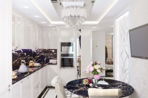 Кухня в трехкомнатной квартире в Москве