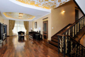 кованая лестница в интерьере холла