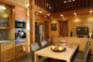 кухня-столовая в деревянном доме