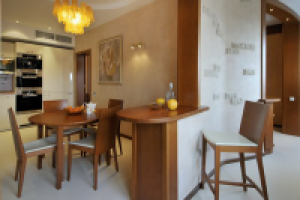 кухня с барной стойкой на утепленной лоджии