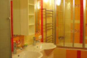 детская ванная с оранжевой плиткой