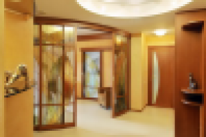 прихожая в квартире с радиусной витражной перегородкой