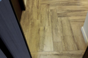 Квартира на Красностуденческом 62 кв.м. пол в коридоре.