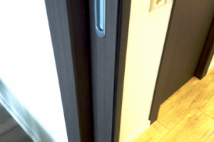 Квартира на Красностуденческом 62 кв.м. двери в пенале в стене