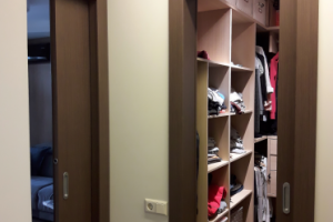 Квартира на Красностуденческом 62 кв.м. двери в пенале в стене