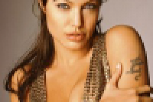 Анжелина Джоли – черный ангел с очаровательной улыбкой.