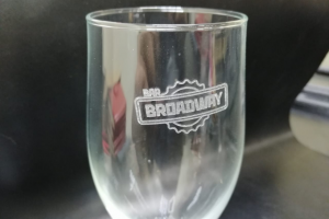 Лазерная гравировка на бокалах