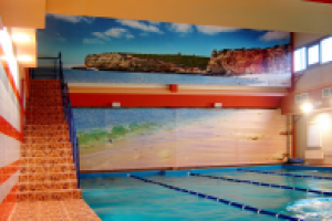 Оформление стены бассейна.