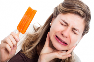 Зуб реагирует на холодное: причины чувствительности