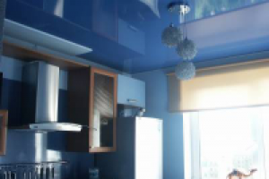 Натяжные потолки на кухне