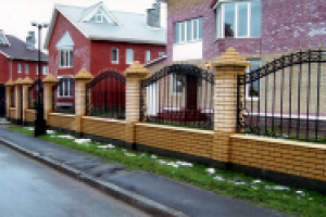 В чем основные преимущества металлических заборов