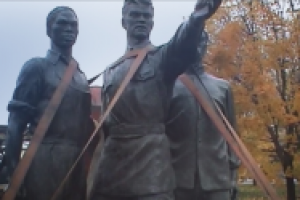 Реставрация скульптурной группы "Требуем Мира"