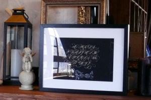 Алфавит в завитках латиница