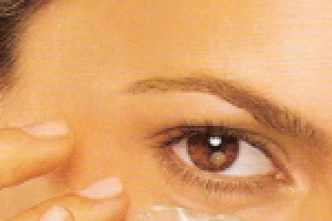 Как правильно выбрать увлажняющий крем для глаз