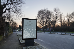 Реклама отеля на лайтбоксе