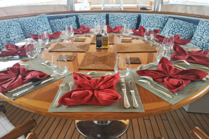 Декор стола "Rouge" на яхте "Lalibela", Франция