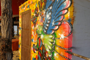 Стритарт "Ангел Джаза" в сёрф-баре в Чератинге, Малайзия.