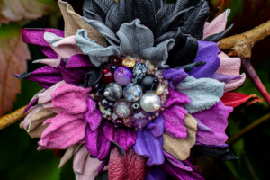 Брошь-цветок из натуральной кожи