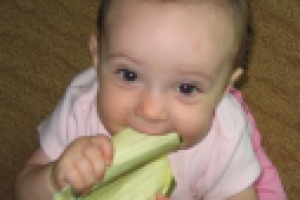 Почему ребенок ест бумагу?