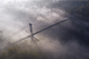 Подвесной мост в тумане