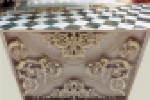 Лобби с лепным потолком