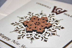 Открытка новогодняя с объёмной деревянной снежинкой