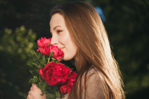 Девушка с пионами