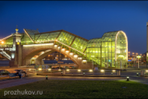 Пешеходный мост ночью.