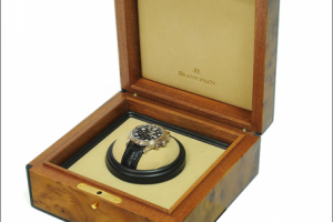 Часы в упаковочной коробке.