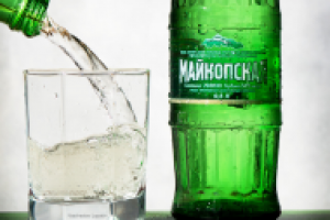 Вода со стаканом