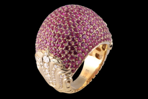 Кольцо из золота c бриллиантами и рубинами