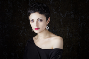 студия. Таня