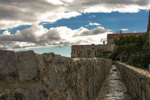 на стене крепости